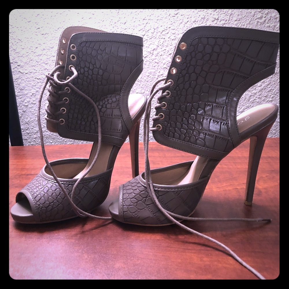 Shoe Dazzle Lace Up Heels Croc Pttrn Grey Sze 8
